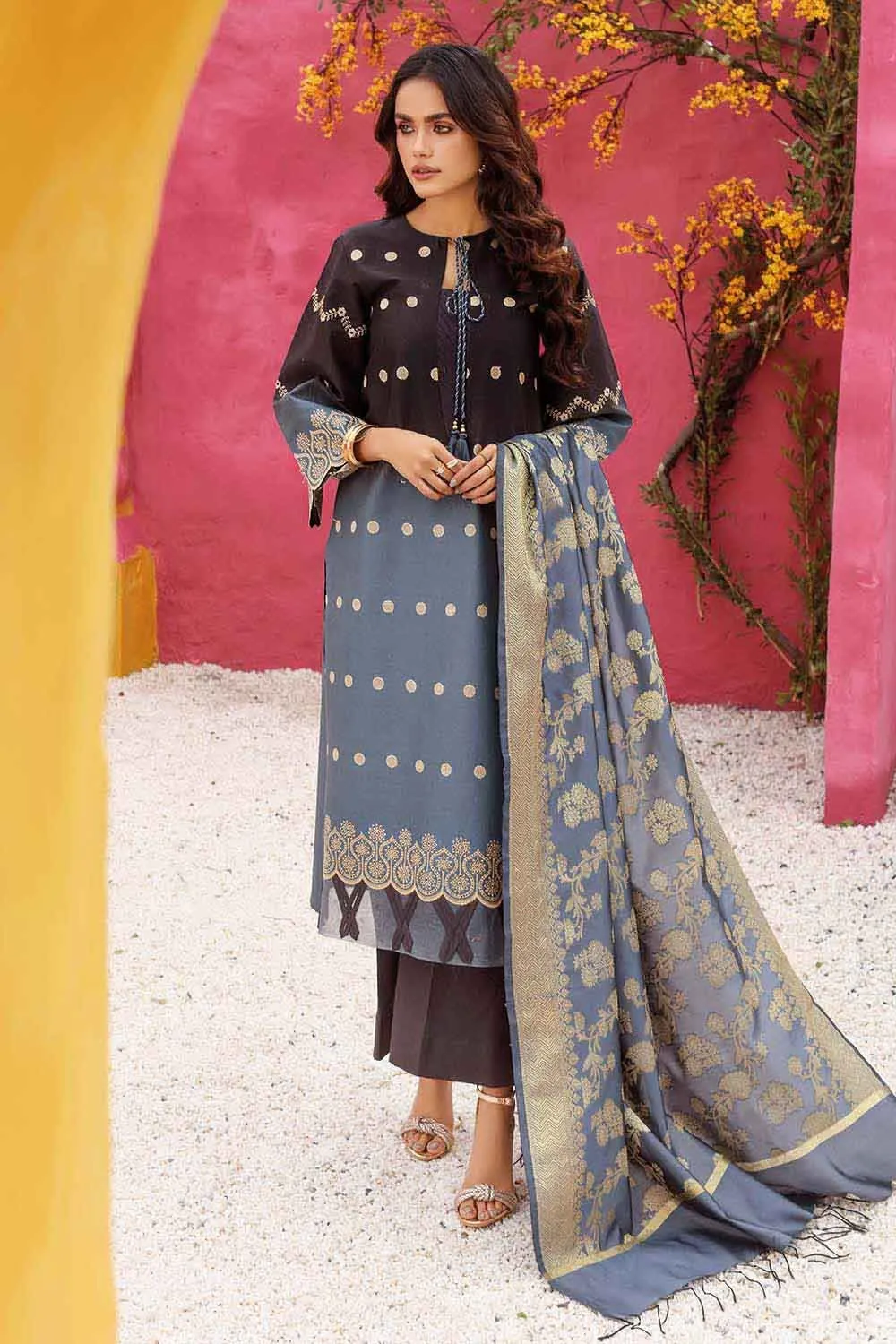 Gul Ahmed Summer 2022 · Premium Collection – 3PC Luxury Jacquard Lawn Suit MJ-22004